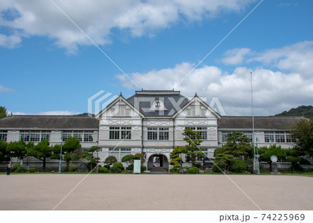 旧遷喬尋常小学校のシンメントリーの校舎 旧遷喬尋常小学校のシンメントリーの校舎 74225969