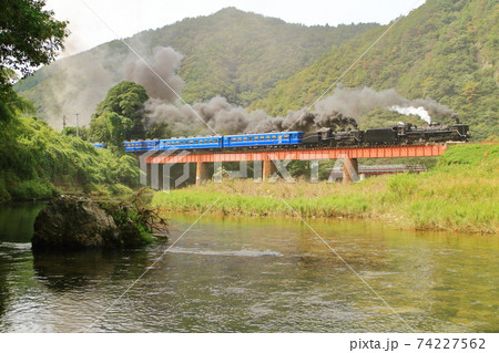 山口県の山間風景を走るC57 SLやまぐち号|蒸気機関車と田園風景 山口県の山間風景を走るC57 SLやまぐち号|蒸気機関車と田園風景 74227562