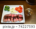 赤ワインとローストビーフのおつまみ 74227593