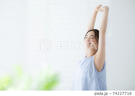 女性　寝起き　ストレッチ 74227719