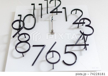 部屋にかけるおしゃれな時計 壁掛け時計の写真素材