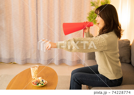 オンラインでスポーツ観戦する女性 74228774