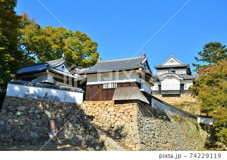 備中松山城 天守閣と五の平櫓・六の平櫓 74229119
