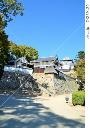 備中松山城 天守閣と五の平櫓・六の平櫓 74229120