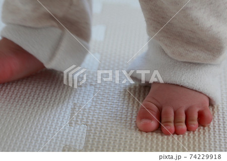 摑まり立ち 生後10か月赤ちゃんのかわいい足の写真素材