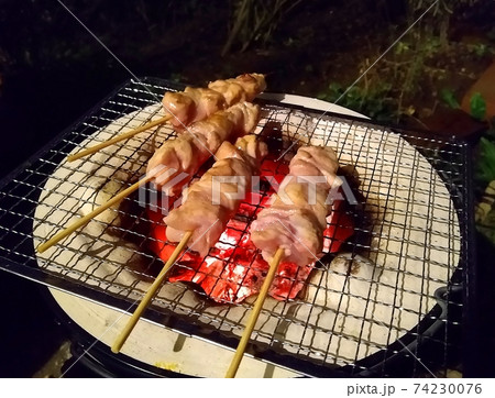 七輪を使い炭火で焼く焼き鳥 七輪を使い炭火で焼く焼き鳥 74230076