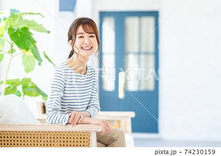 くつろぐ若い女性 74230159