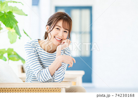 くつろぐ若い女性 74230168