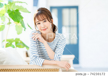 くつろぐ若い女性 くつろぐ若い女性 74230172