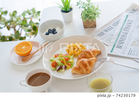 朝食　クロワッサンとスクランブルエッグとサラダ　ブルーベリー入りヨーグルト　珈琲　青汁　オレンジ 74230179