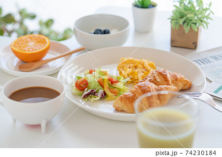 朝食 クロワッサンとスクランブルエッグとサラダ ブルーベリー入りヨーグルト 珈琲 青汁 オレンジ 朝食 クロワッサンとスクランブルエッグとサラダ ブルーベリー入りヨーグルト 珈琲 青汁 オレンジ 74230184