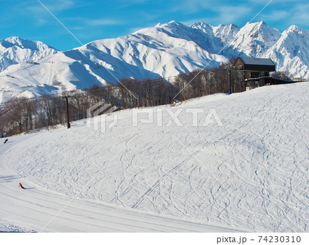 白馬岩岳スノーフィールド 唐松岳の背景の中央高速リフト山頂駅 白馬岩岳スノーフィールド 唐松岳の背景の中央高速リフト山頂駅 74230310