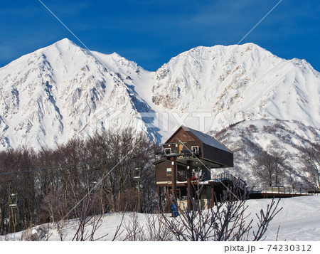 白馬岩岳スノーフィールド 白馬鑓ヶ岳と杓子岳を背景の中央高速リフト山頂駅 白馬岩岳スノーフィールド 白馬鑓ヶ岳と杓子岳を背景の中央高速リフト山頂駅 74230312