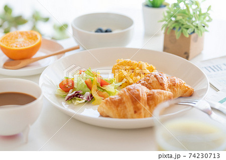 朝食 クロワッサンとスクランブルエッグとサラダ ブルーベリー入りヨーグルト 珈琲 青汁 オレンジ 朝食 クロワッサンとスクランブルエッグとサラダ ブルーベリー入りヨーグルト 珈琲 青汁 オレンジ 74230713