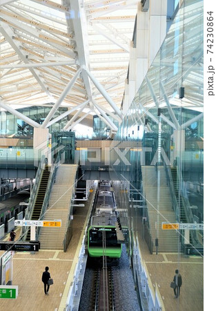 高輪ゲートウェイ駅に入ってきた電車 高輪ゲートウェイ駅に入ってきた電車 74230864