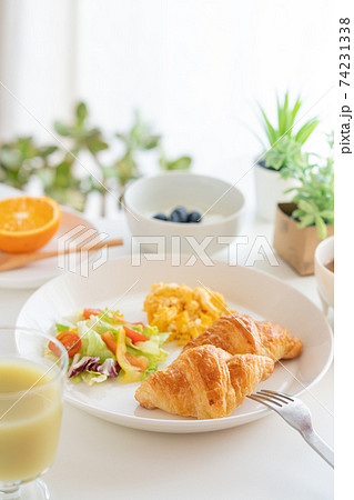 朝食　クロワッサンとスクランブルエッグとサラダ　ブルーベリー入りヨーグルト　珈琲　青汁　オレンジ 74231338