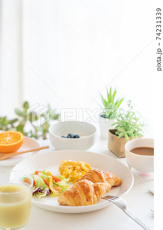 朝食　クロワッサンとスクランブルエッグとサラダ　ブルーベリー入りヨーグルト　珈琲　青汁　オレンジ 74231339