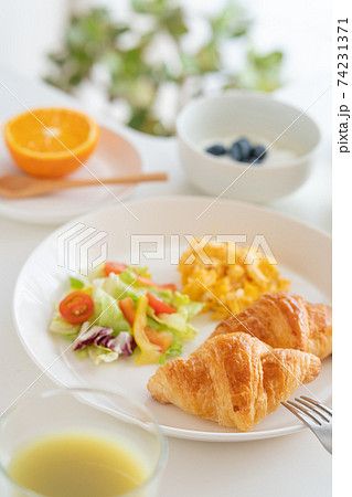 朝食　クロワッサンとスクランブルエッグとサラダ　ブルーベリー入りヨーグルト　珈琲　青汁　オレンジ 74231371