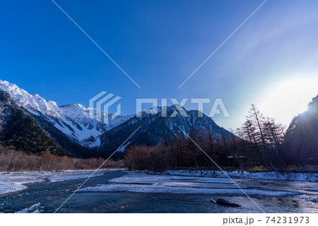 上高地　長野県　松本市　穂高岳　景勝地　山　川　高原　梓川　日本アルプス　山岳　中部山岳国立公園　春 74231973