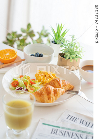朝食　クロワッサンとスクランブルエッグとサラダ　ブルーベリー入りヨーグルト　珈琲　青汁　オレンジ 74232180