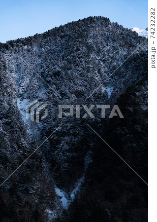 上高地　長野県　松本市　穂高岳　景勝地　山　川　高原　梓川　日本アルプス　山岳　中部山岳国立公園　春 74232282