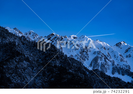 上高地 長野県 松本市 穂高岳 景勝地 山 川 高原 梓川 日本アルプス 山岳 中部山岳国立公園 春の写真素材