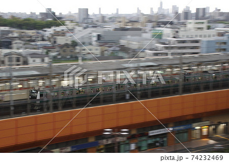 戸田駅に到着する埼京線 74232469