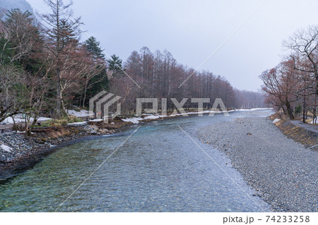 上高地　長野県　松本市　穂高岳　景勝地　山　川　高原　梓川　日本アルプス　山岳　中部山岳国立公園　春 74233258