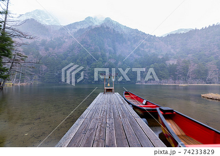上高地　長野県　松本市　穂高岳　景勝地　山　川　高原　梓川　日本アルプス　山岳　中部山岳国立公園　春 74233829