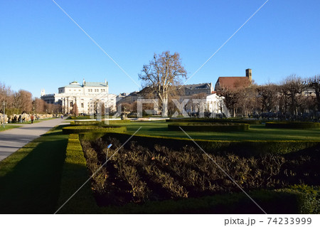 広大な癒やしの空間フォルクスガルテン 74233999