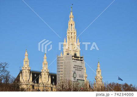 フォルクスガルテンから見たウィーン市庁舎 74234000