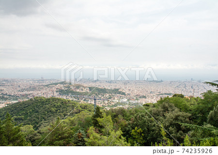 丘の上から見下ろすスペインバルセロナの街並み 74235926
