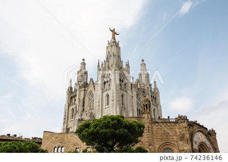 キリストの像がてっぺんに乗った大聖堂　スペインバルセロナにて 74236146