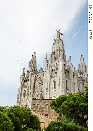 キリストの像がてっぺんに乗った大聖堂　スペインバルセロナにて 74236444