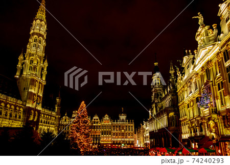 ブリュッセルのグランプラスでのクリスマスマーケット 74240293