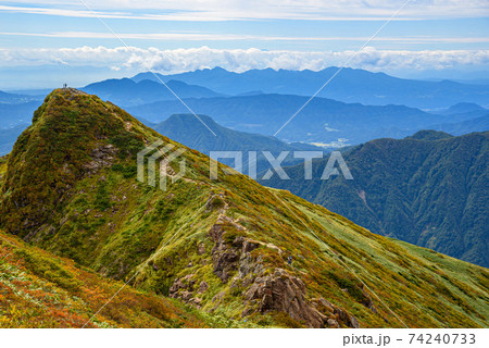 秋の谷川岳トマの耳と山並み 秋の谷川岳トマの耳と山並み 74240733