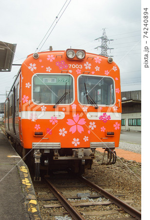 岳南鉄道　7000系（桜編成）岳南吉原駅 74240894
