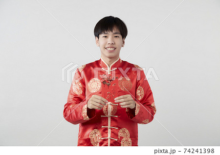 Chinese man with mandarin holding red envelope 74241398