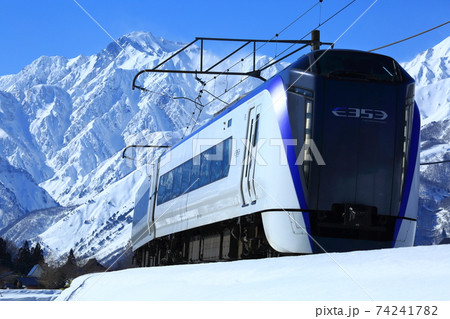 北アルプスと大糸線を走る特急あずさ 74241782