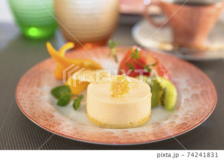 おしゃれデザートの盛り合わせ 74241831