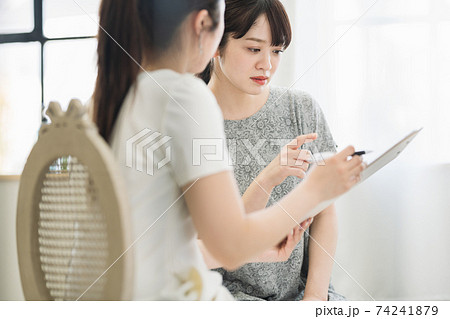 施術の説明を受ける女性 施術の説明を受ける女性 74241879