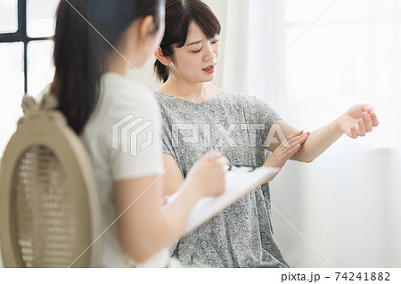 施術のカウンセリングを受ける女性 施術のカウンセリングを受ける女性 74241882