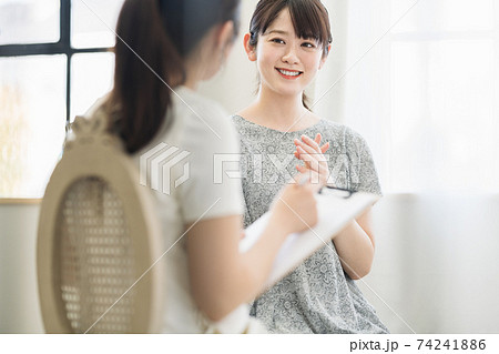 施術の説明を受ける女性 74241886