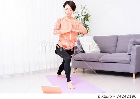 自宅でオンラインヨガをするミドル女性 74242196