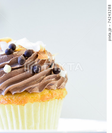 テーブルの上のカップケーキ テーブルの上のカップケーキ 74243288