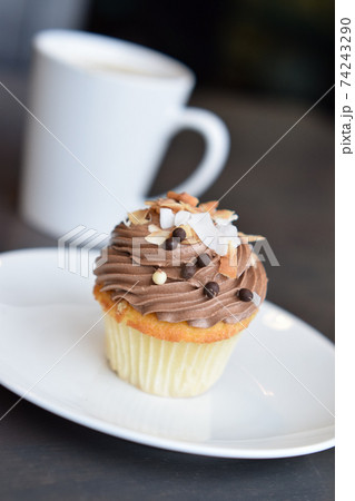 テーブルの上のカップケーキ 74243290