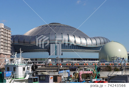 大阪環状線の大正駅付近を走る323系電車 74243566