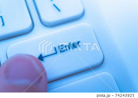 エンターキーを押す エンターキーを押す 74243925