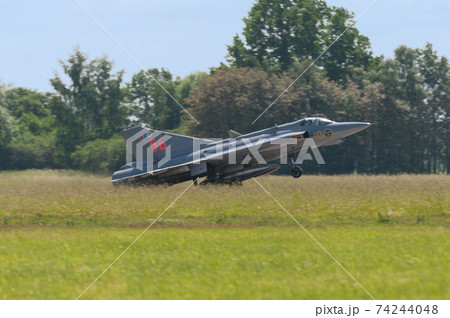スウェーデン空軍サーブJ35ドラケン着陸 スウェーデン空軍サーブJ35ドラケン着陸 74244048