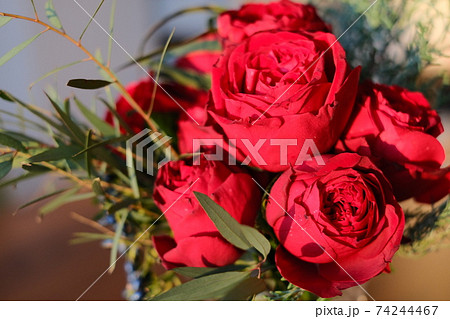 友人の和風な結婚式でもらったバラの花束 74244467